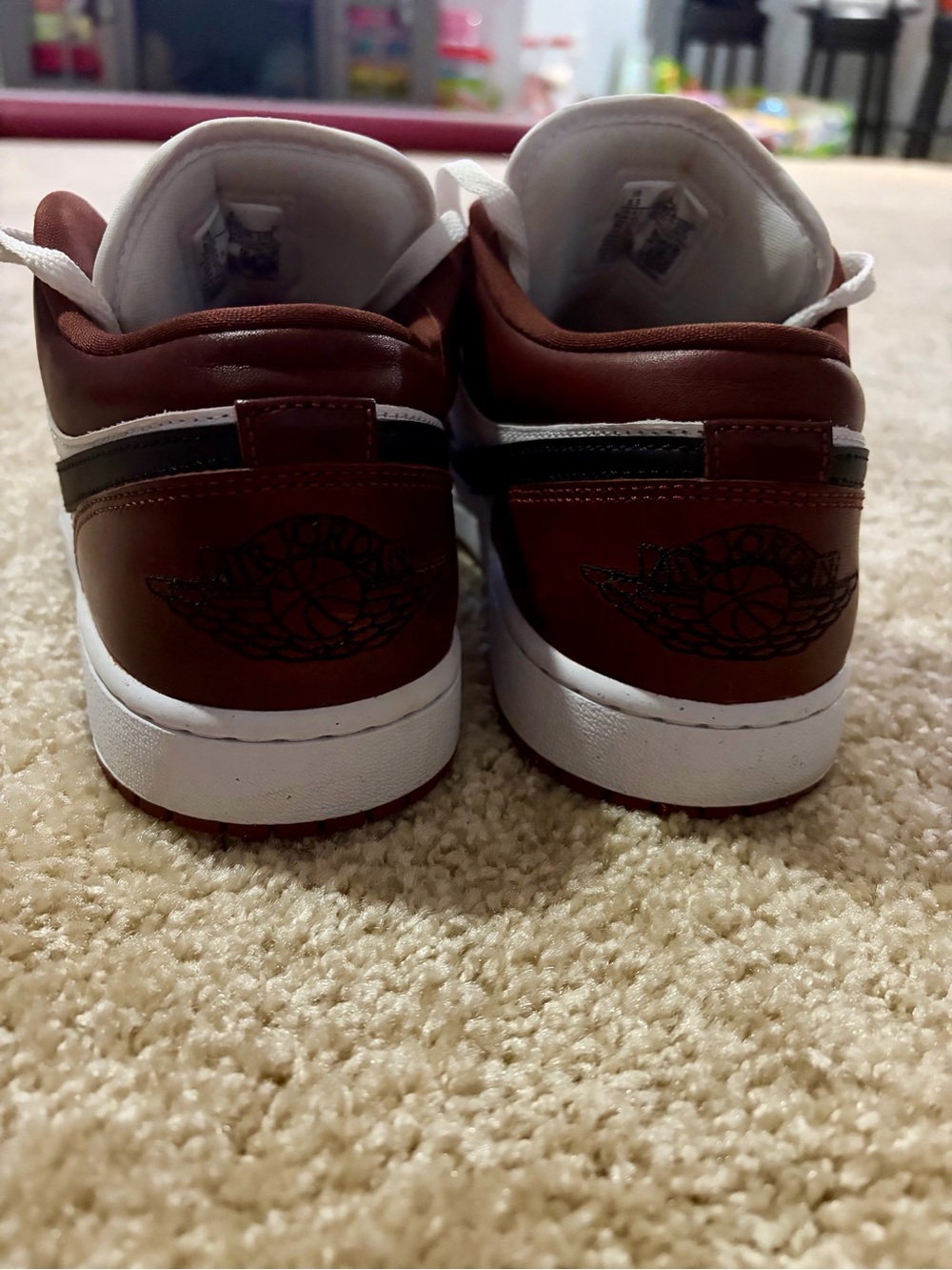 Nike Men’s Low-Top Sneakers in Maroon, White & Black - Picture 4 of 5